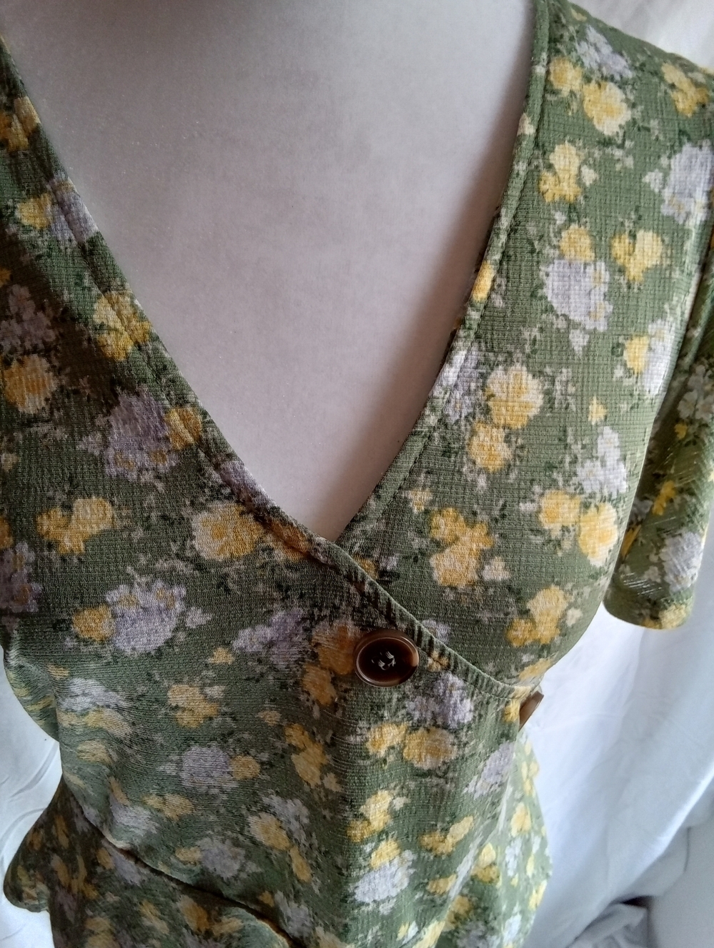 Full Circle Trends Green Floral V-Neck Peplum Blouse with Button Detail SM - Picture 3 of 4